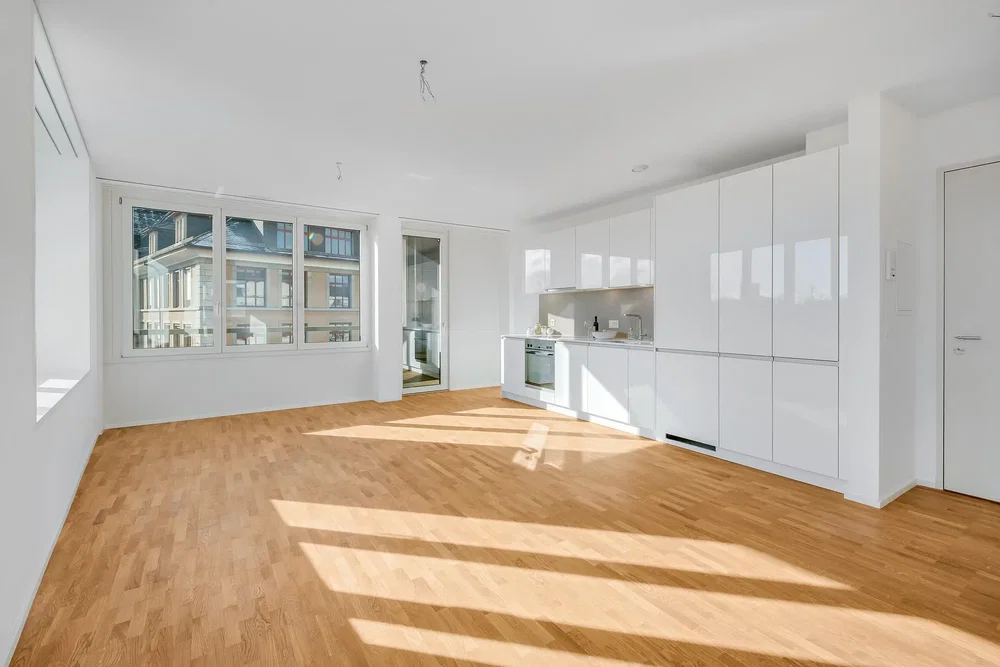 Wohnzimmer; holzboden, tageslicht, küchengeräte