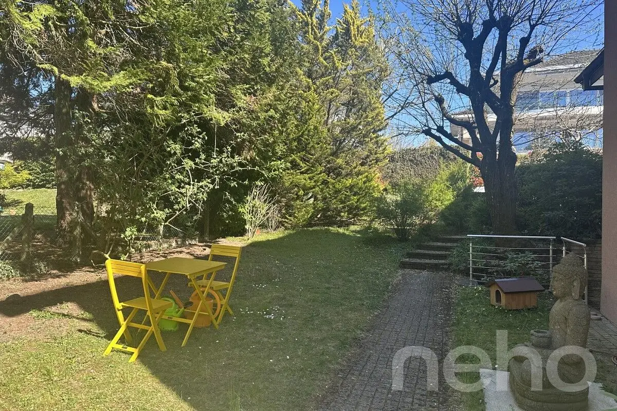 Kuća i okolina; prirodno svjetlo, drvene grede, potrebna renovacija