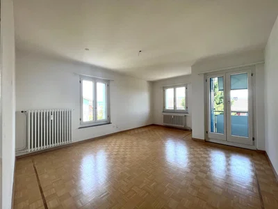 Wohnzimmer; holzboden, tageslicht
