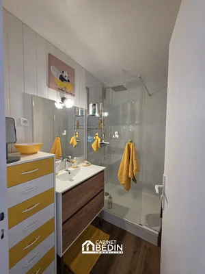 Banyo; doğal ışık, tadilatlı, ahşap zemin