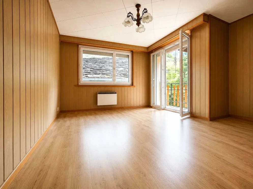 Woonkamer; houten vloer, natuurlijk licht