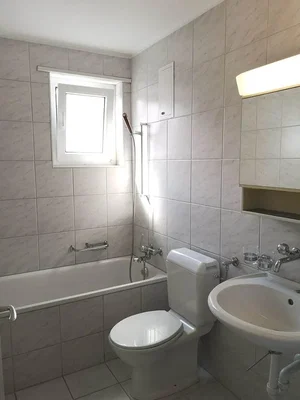 Badezimmer; fliesenboden, tageslicht