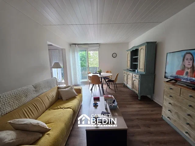 Oturma odası; doğal ışık, ahşap zemin, modern stil