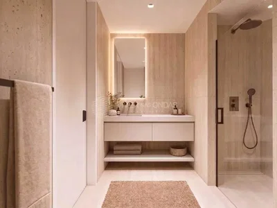 Banyo; tadilatlı, fayans zemin, doğal ışık