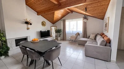 Wohnzimmer; tageslicht, holzbalken, kamin, moderner stil