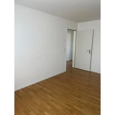 Schlafzimmer; holzboden, tageslicht
