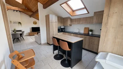 Küche; küchengeräte, holzbalken, tageslicht, moderner stil