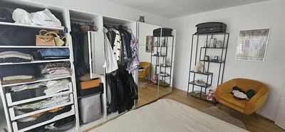 Kammer; holzboden, tageslicht
