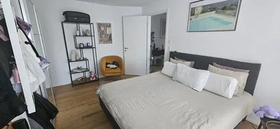 Schlafzimmer; holzboden, tageslicht