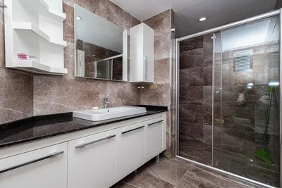 Banyo; fayans zemin, tadilatlı, doğal ışık
