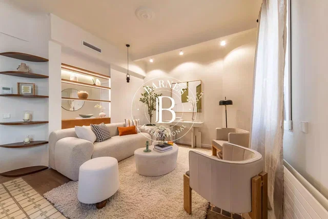 Oturma odası; modern stil, doğal ışık, ahşap zemin