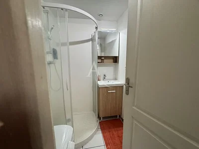 Banyo; fayans zemin, doğal ışık