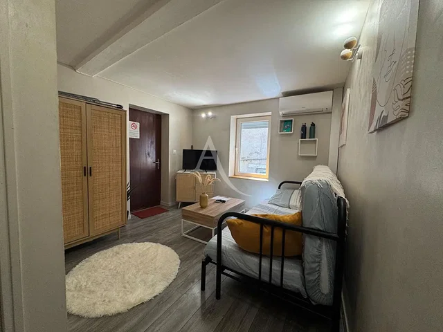 Yatak odası; ahşap zemin, doğal ışık, modern stil