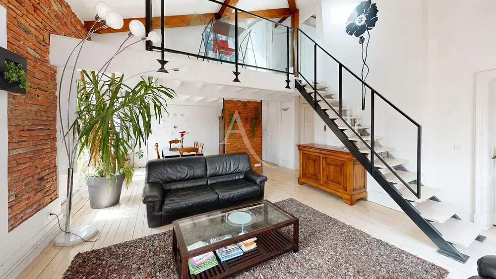 Oturma odası; doğal ışık, ahşap kirişler, modern stil