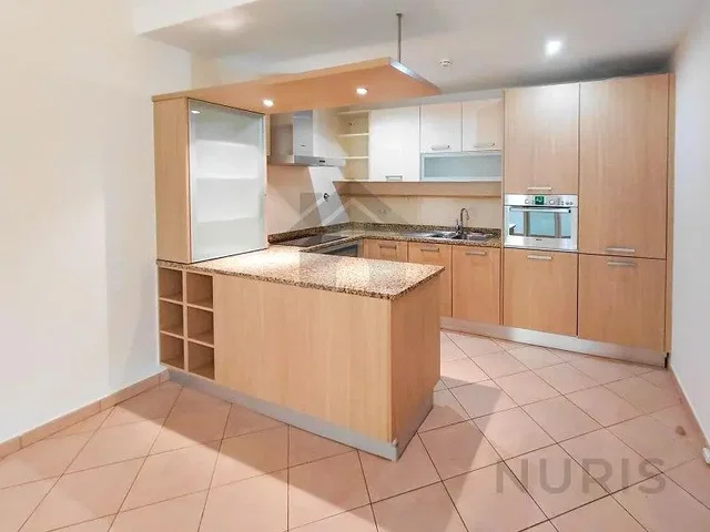 Cucina; elettrodomestici, pavimento in piastrelle, luce naturale