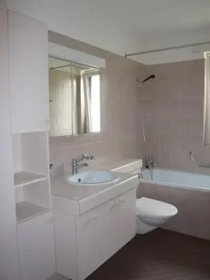 Badezimmer; fliesenboden, tageslicht