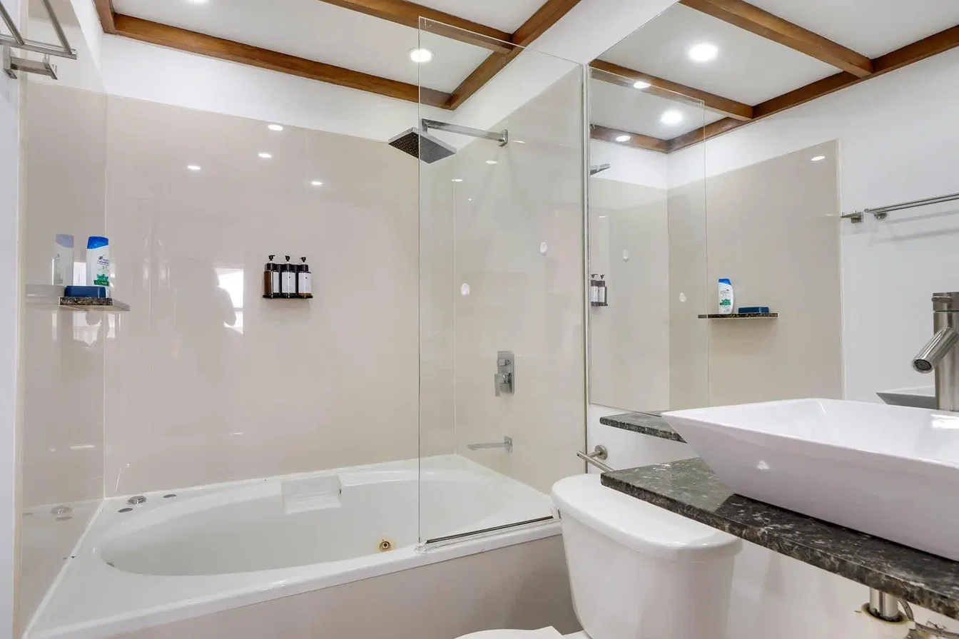 Banyo; tadilatlı, doğal ışık
