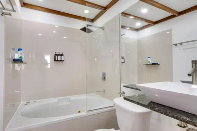 Banyo; tadilatlı, doğal ışık
