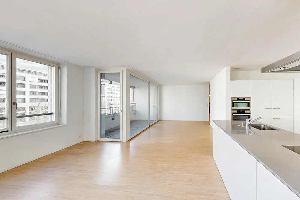 Küche; küchengeräte, holzboden, tageslicht, moderner stil
