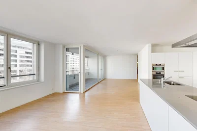 Küche; küchengeräte, holzboden, tageslicht, moderner stil