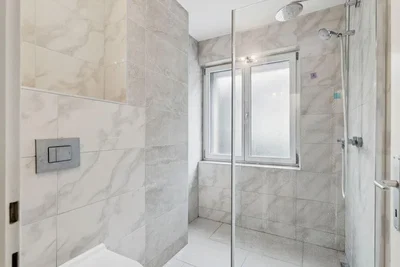 Banyo; fayans zemin, doğal ışık