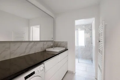 Banyo; fayans zemin, tadilatlı, doğal ışık