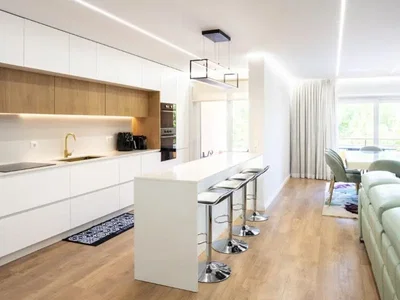 Cuisine; électroménager, parquet, lumière naturelle, style moderne