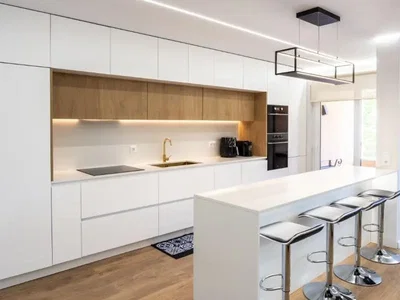 Cuisine; électroménager, parquet, lumière naturelle, style moderne, rénové