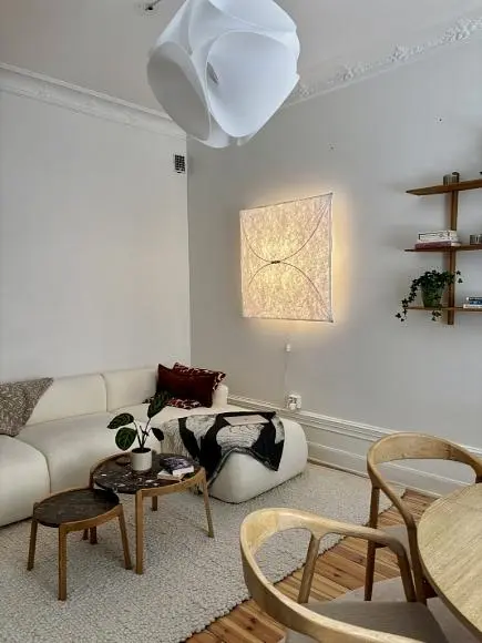 Oturma odası; ahşap zemin, doğal ışık, modern stil