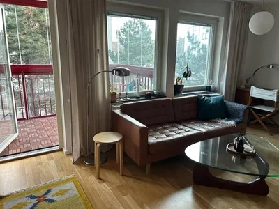 Oturma odası; ahşap zemin, doğal ışık, modern stil