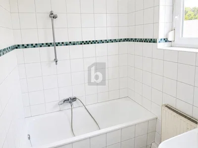 Badezimmer; fliesenboden, tageslicht, renovierungsbedürftig