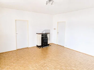 Wohnzimmer; kamin, holzboden, tageslicht
