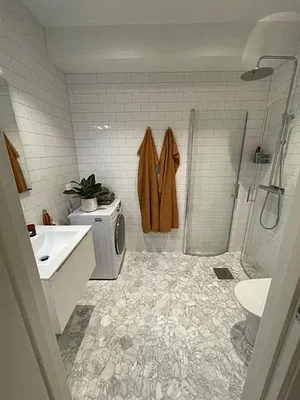 Banyo; fayans zemin, doğal ışık