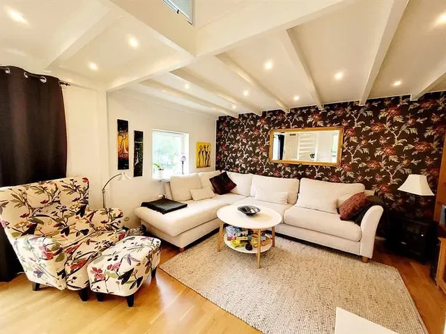 Wohnzimmer; holzboden, hohe decken, tageslicht