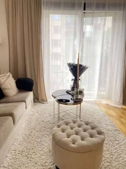 Oturma odası; doğal ışık, modern stil, ahşap zemin
