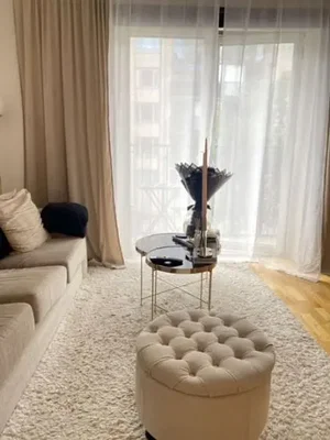 Oturma odası; doğal ışık, modern stil, ahşap zemin