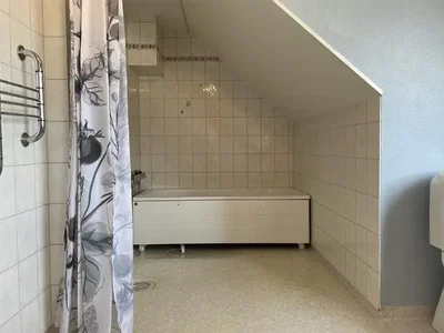 Badezimmer; fliesenboden, tageslicht