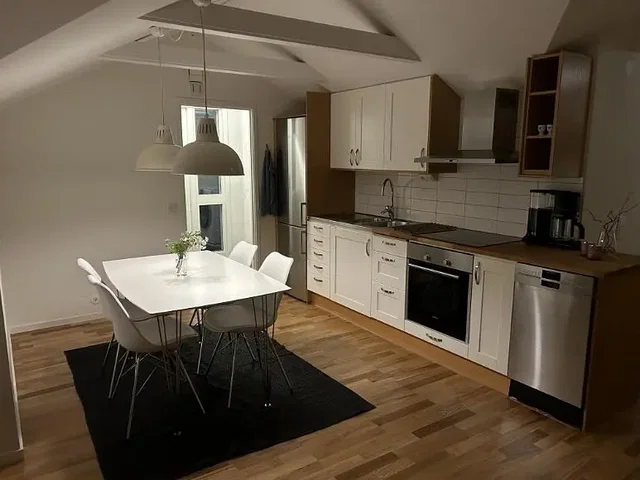 Küche; küchengeräte, holzboden, tageslicht