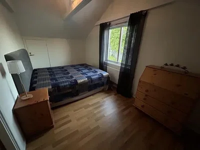 Schlafzimmer; holzboden, tageslicht