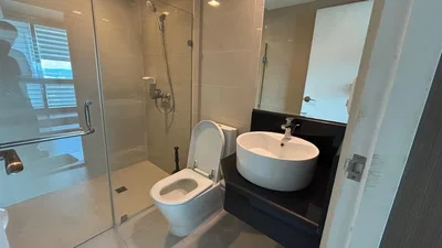 Bagno; pavimento in piastrelle, luce naturale