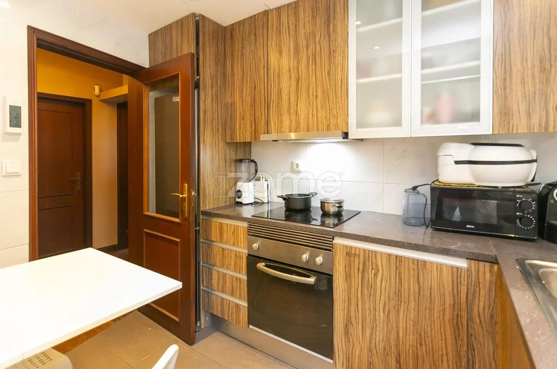 Cucina; elettrodomestici, pavimento in piastrelle