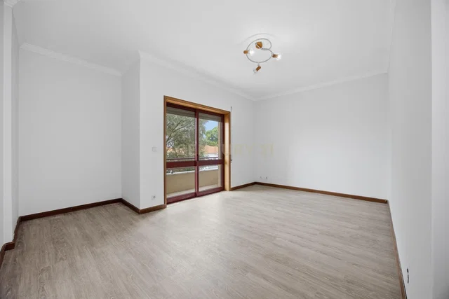 Soggiorno; pavimento in legno, luce naturale