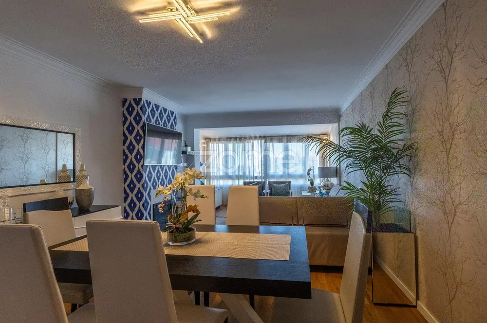 Salon; parquet, lumière naturelle, style moderne