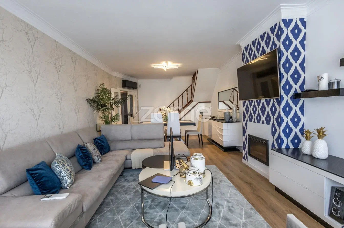 Salon; lumière naturelle, style moderne, parquet