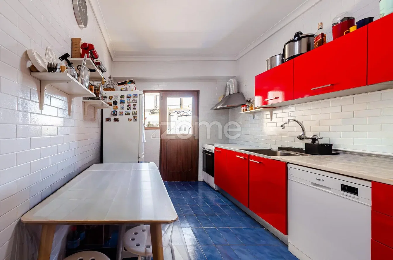 Cuisine; électroménager, carrelage, lumière naturelle