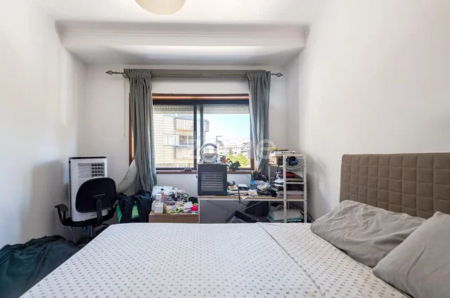 Schlafzimmer; tageslicht, renovierungsbedürftig