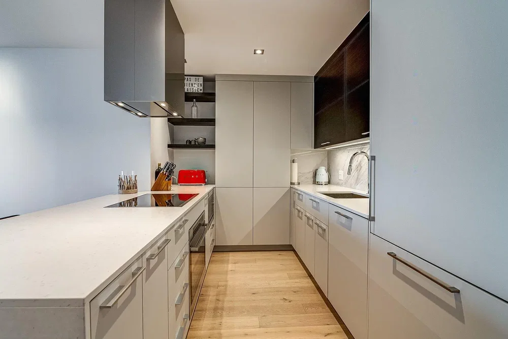 Cuisine; électroménager, parquet, lumière naturelle