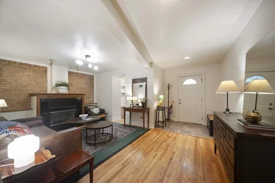 Salon; parquet, cheminée, lumière naturelle