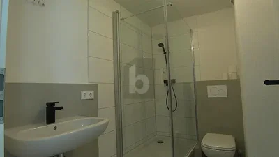 Toilette; fliesenboden, renoviert, tageslicht