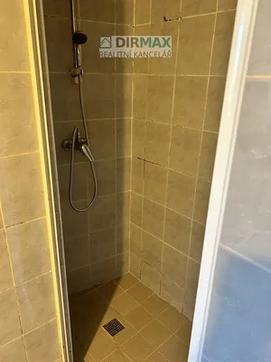 Toilettes; carrelage, nécessite rénovation